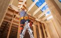 Trabajador construyendo la estructura de una casa económica en Estados Unidos.